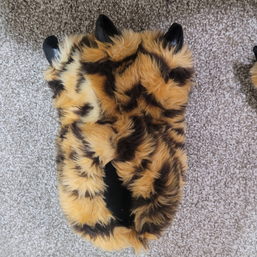 4/$25 Fun House Slippers Used Size s/m Can fit kids and adults - Picture 7 of 10